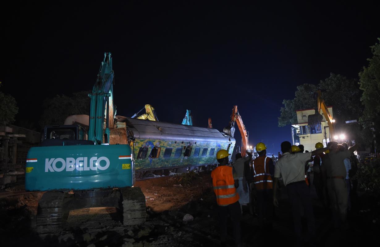 印火车相撞致5人死,印度火车相撞视频