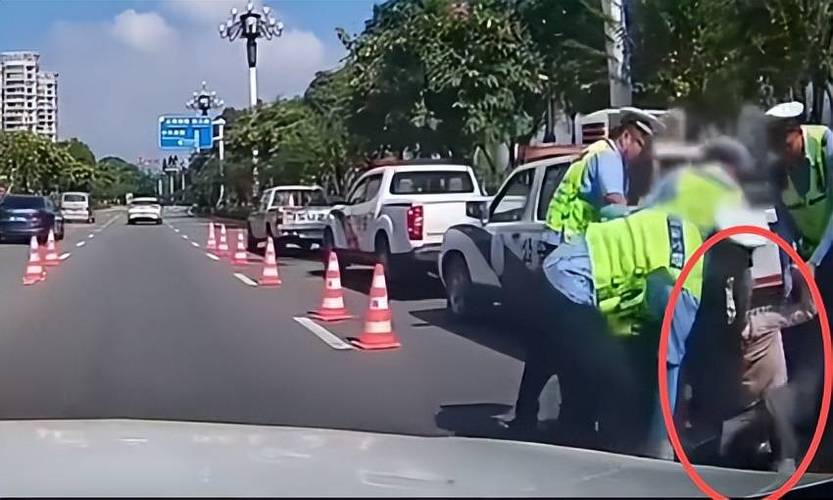 骑车被罚20躺地撒泼,马鞍山夫妻换座被查,袭警栽赃躺地撒泼,你怎么看?