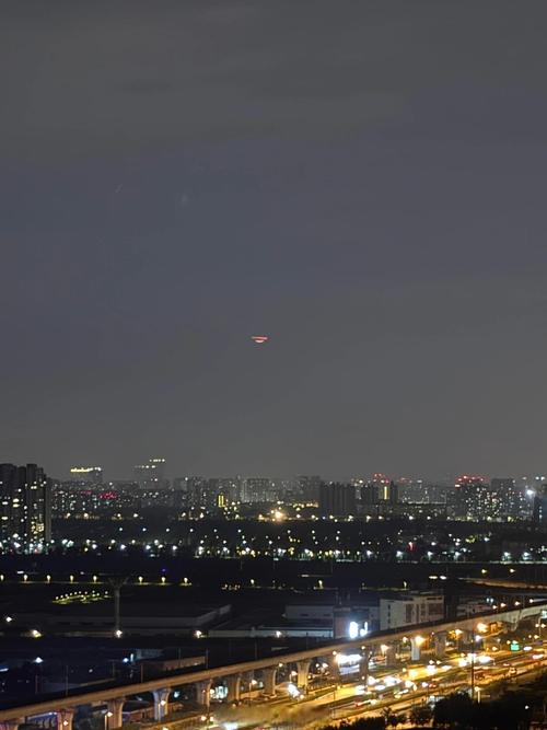 多地现不明飞行物,在新疆能看到国际空间站吗?有一个飞行物,只要我想看,随时都能见到它,它为什么会一直在? 求高人解答?