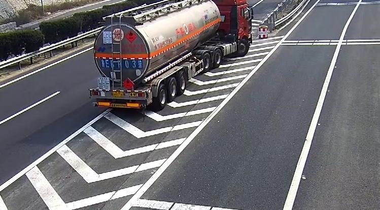 G7对中国提3个不许,危化品车辆高速什么时间不能走?