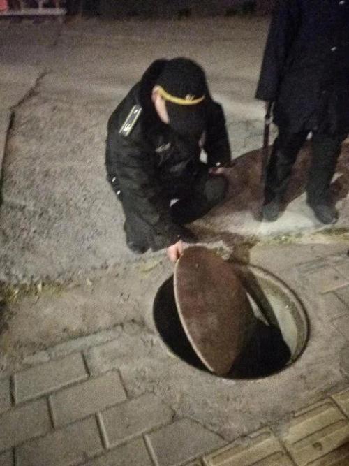 站井盖抽烟跌4米深井,井盖里扔烟头会爆炸吗