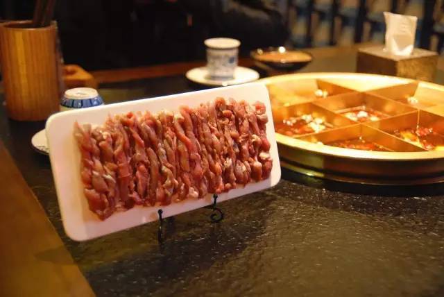 开色情餐厅获利64万,为什么店铺的招牌不能用黄色?