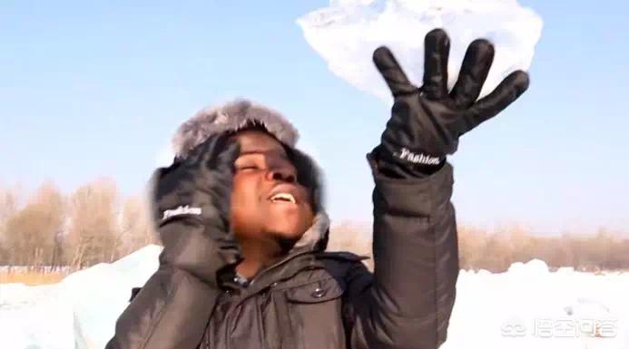 南北温差超过了60℃,一个非洲网红,跨越60度温差到哈尔滨录节目,到底会被冻成什么样? 南北温差超过了60℃,一个非洲网红,跨越60度温差到哈尔滨录节目,到底会被冻成什么样?