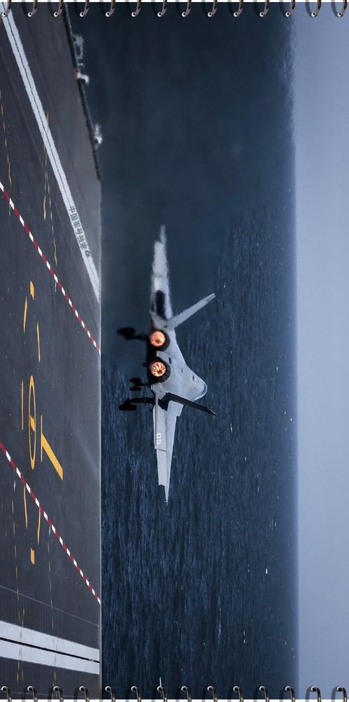 在雪地看见福建舰,