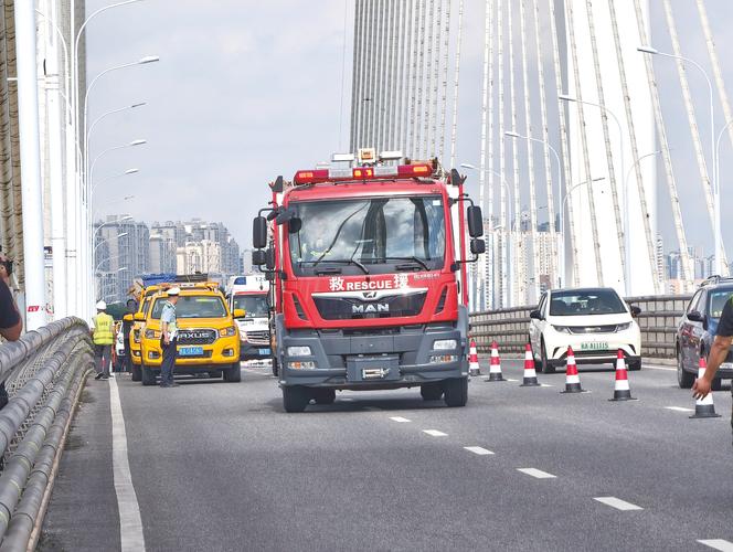 两中国公民在日撞伤,消防车在执行任务的时候撞到人需要负责吗?急?